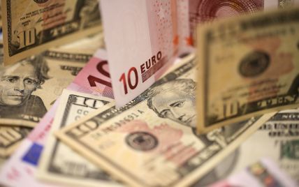 Долар здешевшав, а євро здорожчав у курсах Нацбанку на 5 травня. Інфографіка