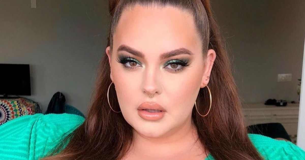 155-килограммовая модель Тесс Холлидей похвасталась фигурой в обтягивающем комбинезоне