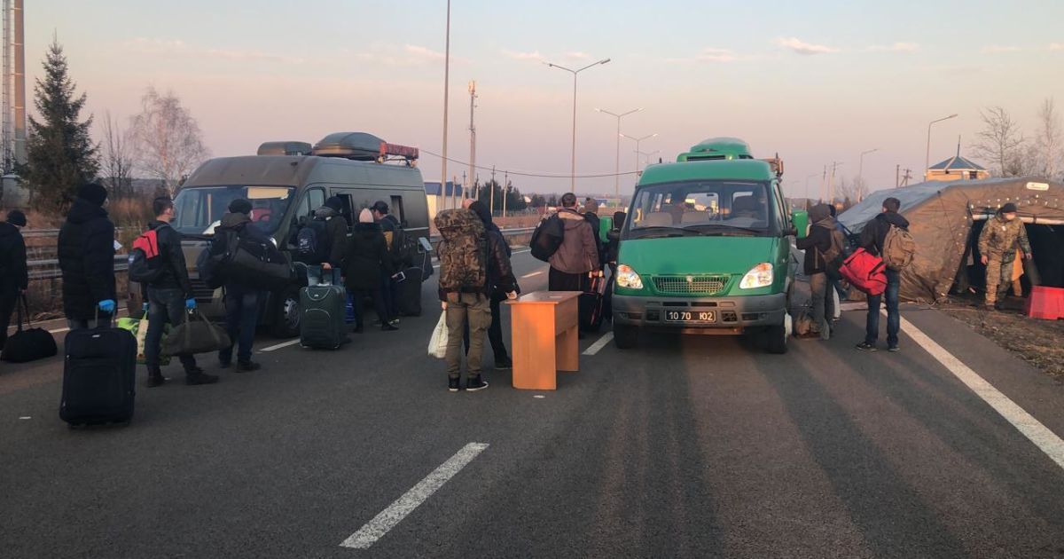Тисячі українців тікають додому через коронавірус: прикордонники відкрили піший прохід на кордоні з Польщею