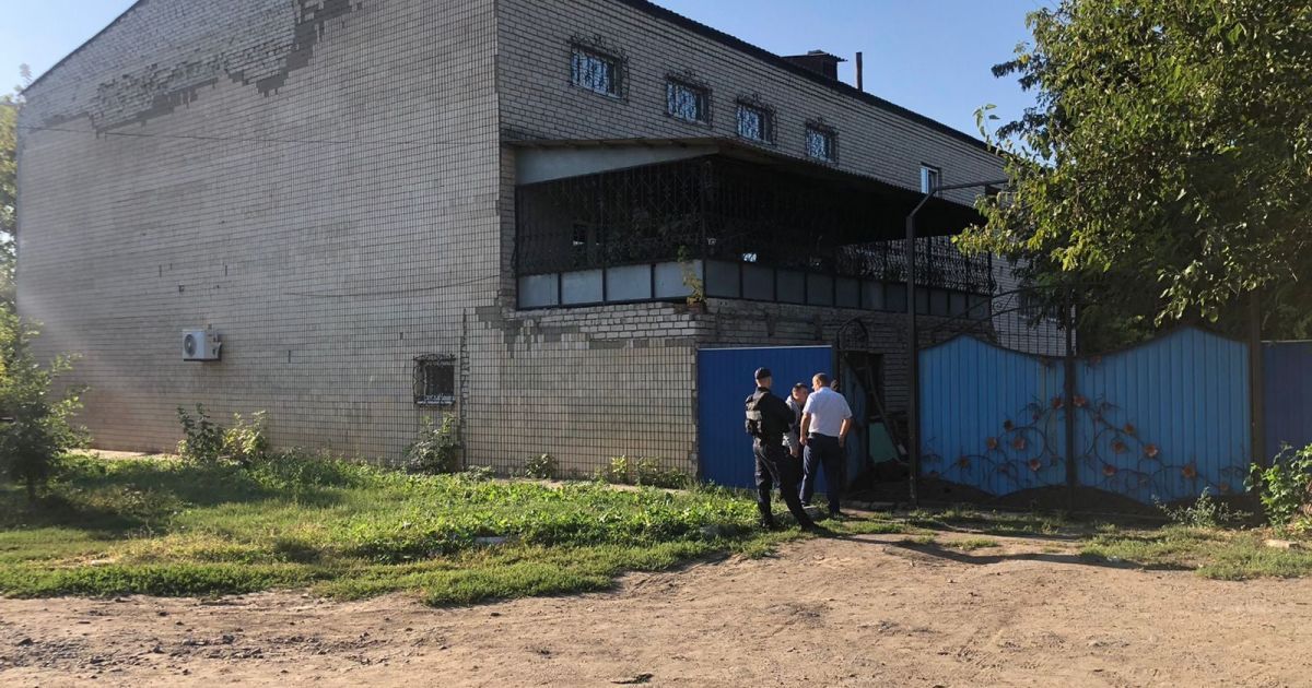 Забарикадувався з гранатою: у Херсонській області чоловік погрожує підірвати будинок 