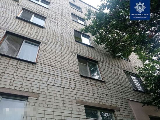 Пока мама готовила ужин: в Черкассах 5-летняя девочка выпала из окна