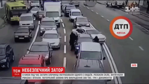 Ограбление в пробке: в Киеве воры за 10 секунд вытащили из машины рюкзак с $ 15 тысячами
