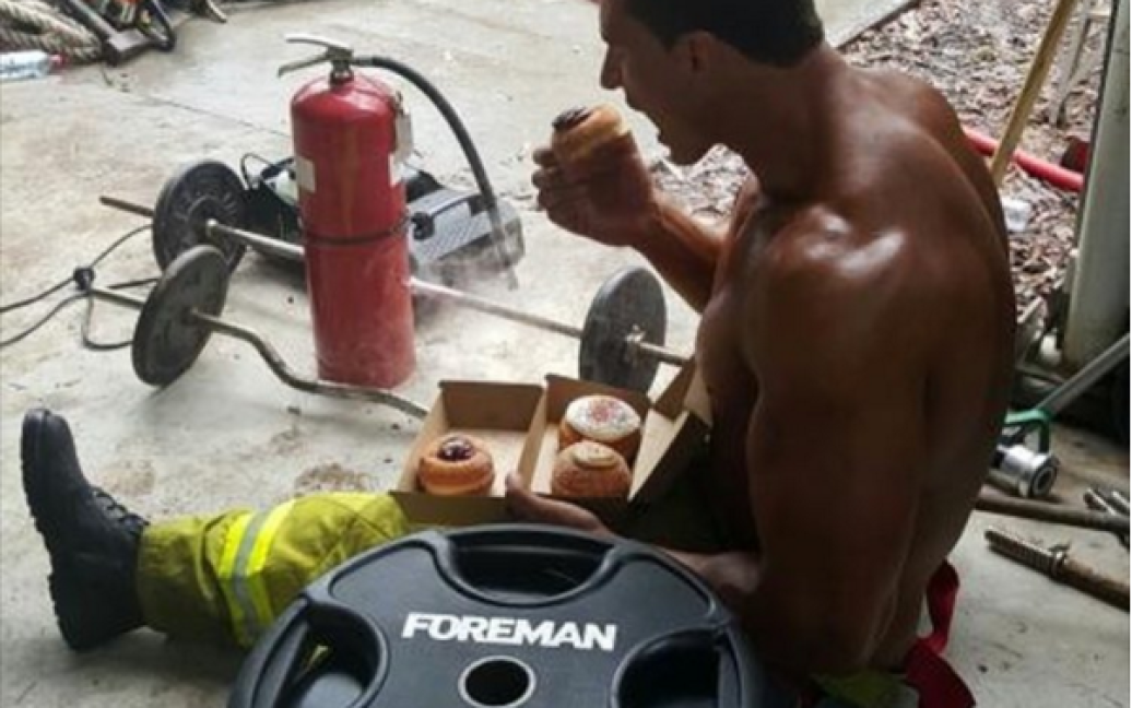Пожарные демонстрируют свою физическую форму / © Instagram/jeffleechfit