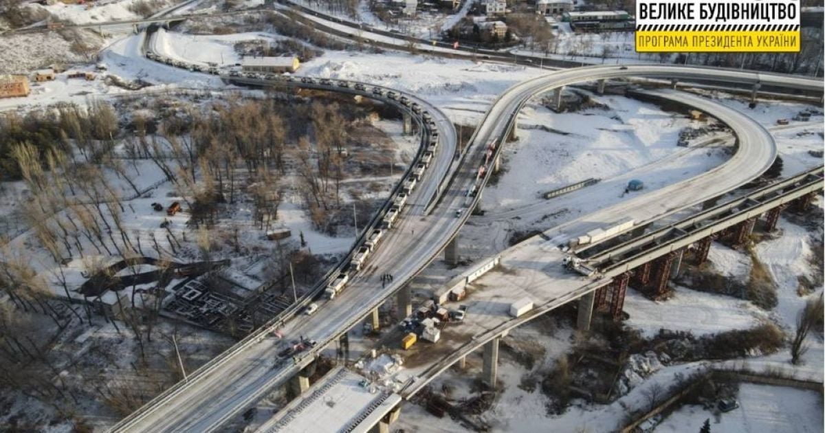 В Запорожье на новый вантовый мост, построенный по программе Зеленского, заехали десятки заполненных грузовиков (фото)