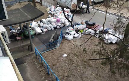 Забарикадувала сусідів: у Дніпрі бабця завалила сміттям свою квартиру і взялася за під'їзд (фото)