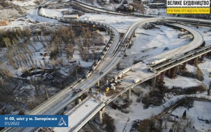 В Запорожье на новый вантовый мост, построенный по программе Зеленского, заехали десятки заполненных грузовиков (фото)