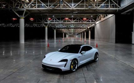 Електрокар Porsche Taycan потрапив до Книги рекордів Гіннеса за найвищу швидкість у приміщенні: відео