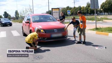 10-річні хлопчики з Бучі миють фари авто та донатять зароблене на ЗСУ