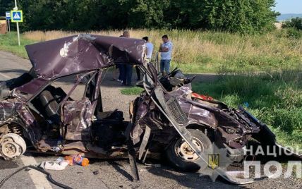 Автомобіль перетворився на брухт: під Львовом у потрійній ДТП загинуло двоє людей (фото)