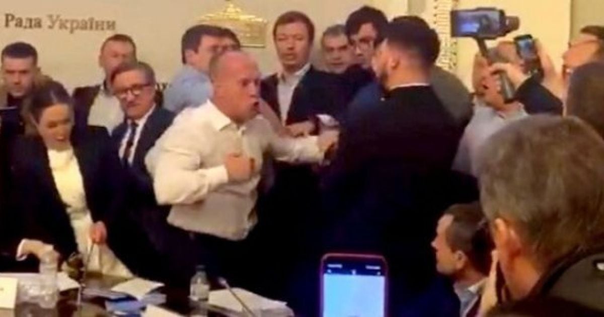 В последнюю рабочую неделю перед праздниками в ВР блокировали трибуны и президиум, скандалили и дрались