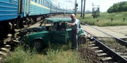 На Николаевщине поезд разбил "Жигули" пенсионера