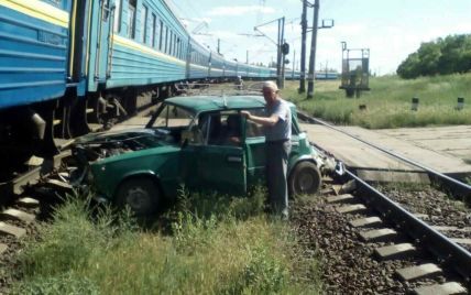 На Николаевщине поезд разбил "Жигули" пенсионера