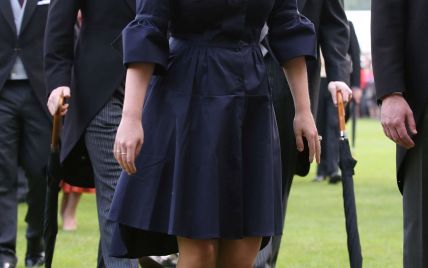 В мини-платье и шляпке с вуалью: принцесса Евгения на вечеринке в Букингемском саду