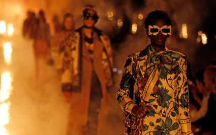 Огонь, дым и роскошные наряды: бренд Gucci представил круизную коллекцию на кладбище