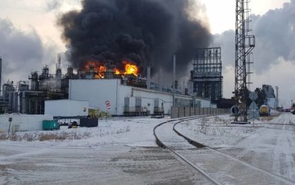 В России снова вспыхнул масштабный пожар: на этот раз горел крупный нефтеперерабатывающий завод (видео)