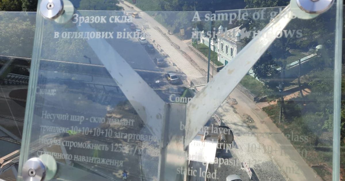 У Києві затримали чоловіка, який розбив скло на мосту Кличка