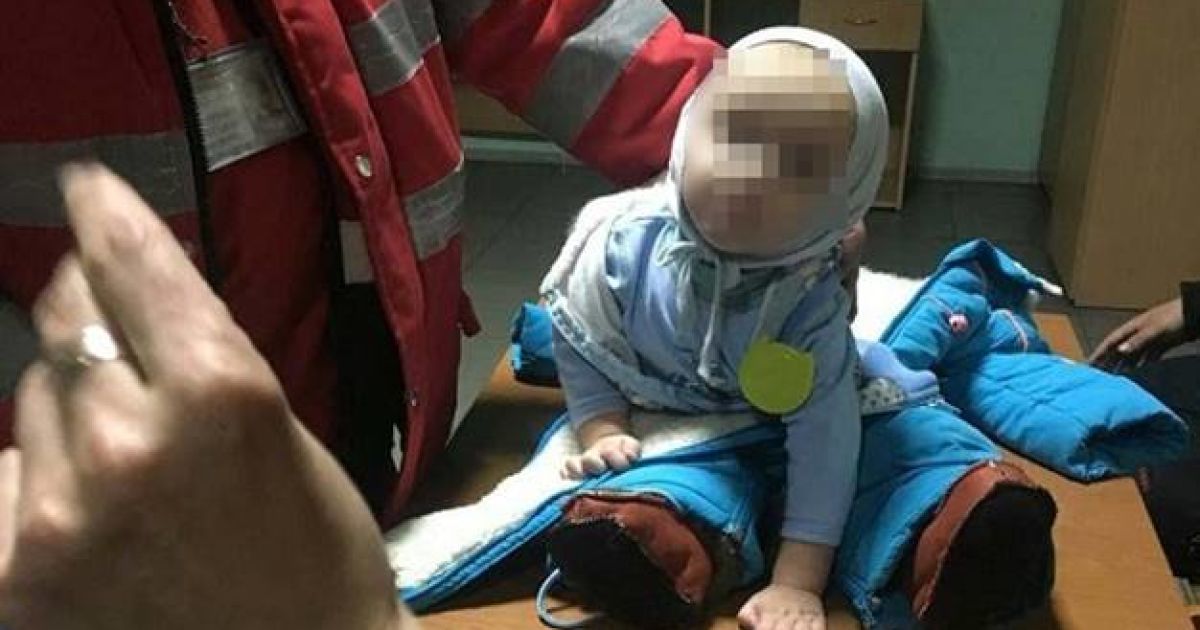 Біля столичного метро "Вокзальна" жінка покинула 9-місячне маля та пішла пиячити