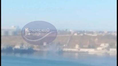У Севастополі димить російський протичовновий корабель: відео