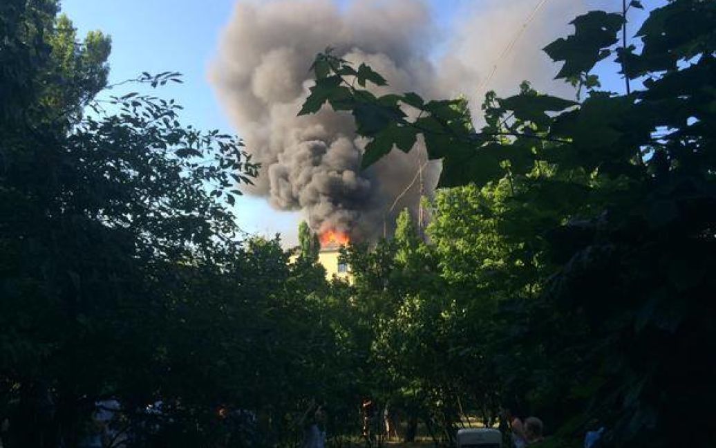 На улице Строителей горит крыша многоэтажки. / © Громадське ТБ