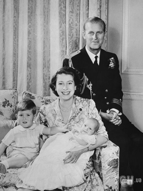 Принц Філіп і королева Єлизавета II з дітьми / © Associated Press