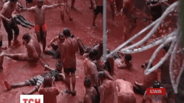 В Испании последний день лета эффектно отметили томатными боями