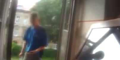Во Львове патрульный спас самоубийцу, который сунул стекло в рот и пытался выброситься из окна