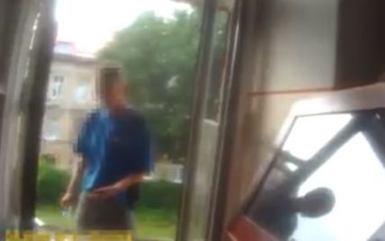 Во Львове патрульный спас самоубийцу, который сунул стекло в рот и пытался выброситься из окна