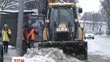 Киевские коммунальщики продолжают чистить улицы от снега