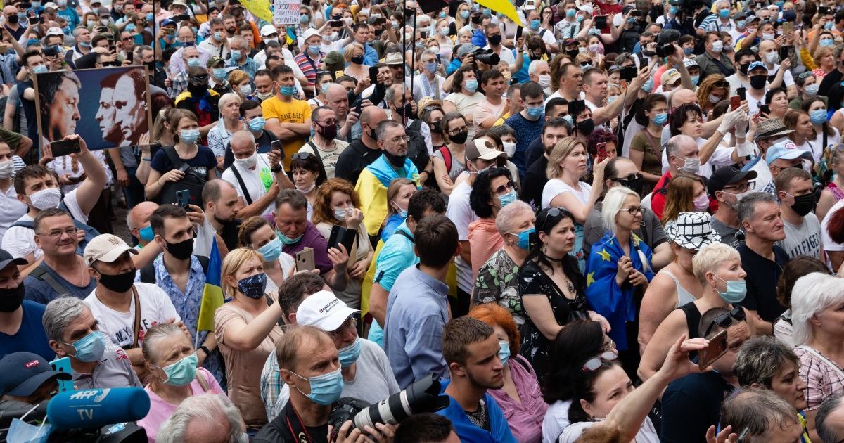 Суд у справі Порошенка: активісти під Офісом Зеленського провели акцію і запалили фаєри
