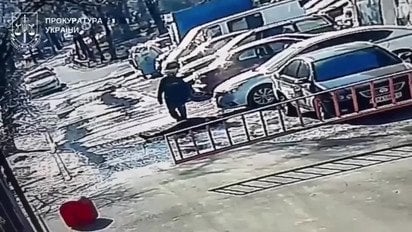 У Києві чоловік ледь не вбив літню сусідку: жінка у лікарні з переломом черепа