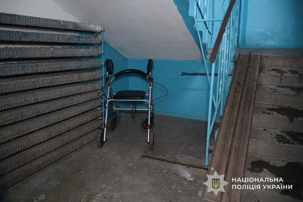 У Тернополі розшукали матір, яка в під’їзді багатоповерхівки залишила немовля в сумці / © Національна поліція України