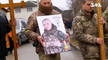 На Тернопільщині стали навколішки, коли привезли тіло загиблого Героя України Віталія Скакуна