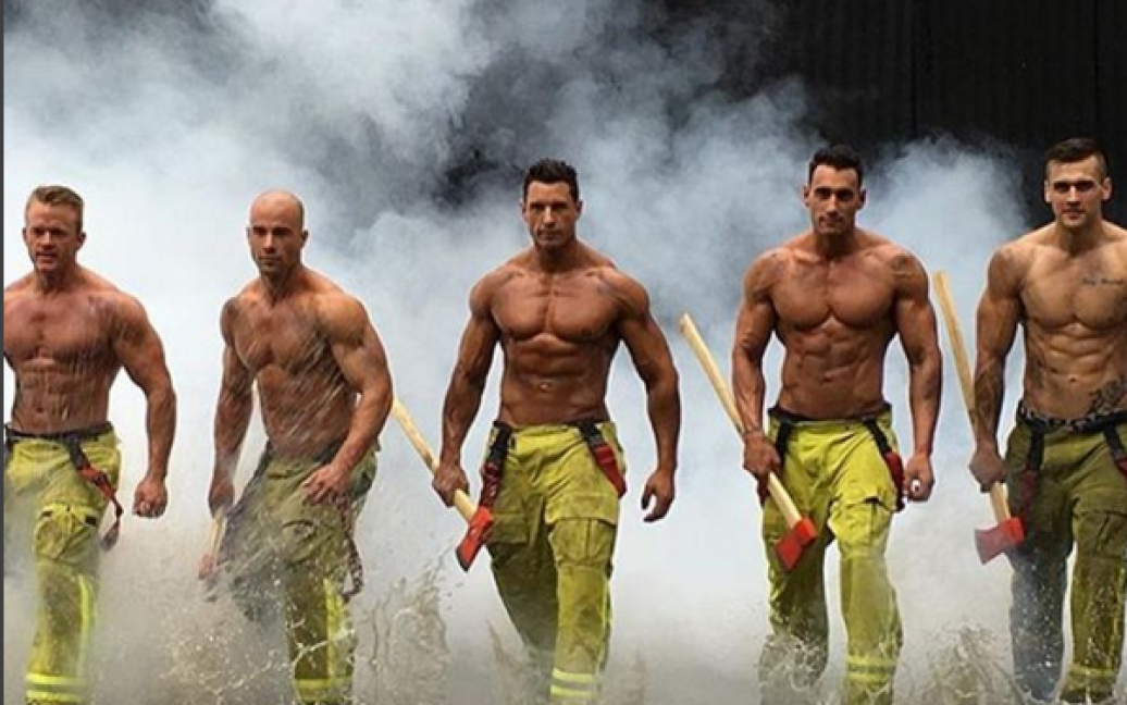 Пожежники демонструють свою фізичну форму / © Instagram/jeffleechfit