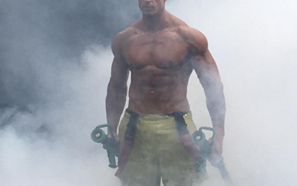 Пожарные демонстрируют свою физическую форму / © Instagram/jeffleechfit