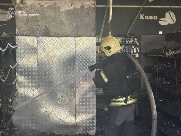 Росіяни завдали ударів по супермаркету в Чернігові. / © ДСНС