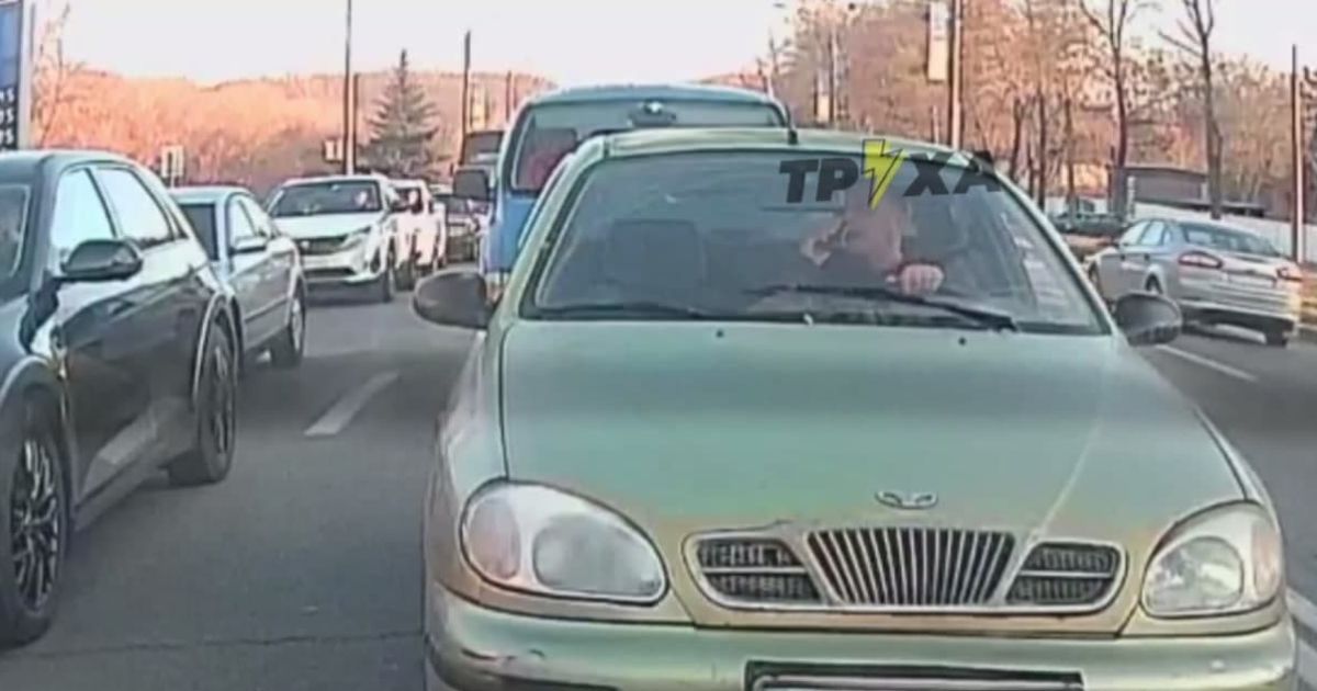 "Тайм-менеджмент на висоті": у Харкові чоловік кермував авто і голився (відео)