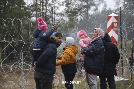 Нелегалів на кордоні з Польщею засипало снігом: люди мерзнуть і розповідають про знущання білорусів