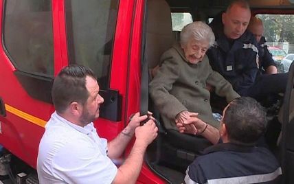 Во Франции пожарные осуществили мечту 112-летней бабушки, прокатив ее на своей машине