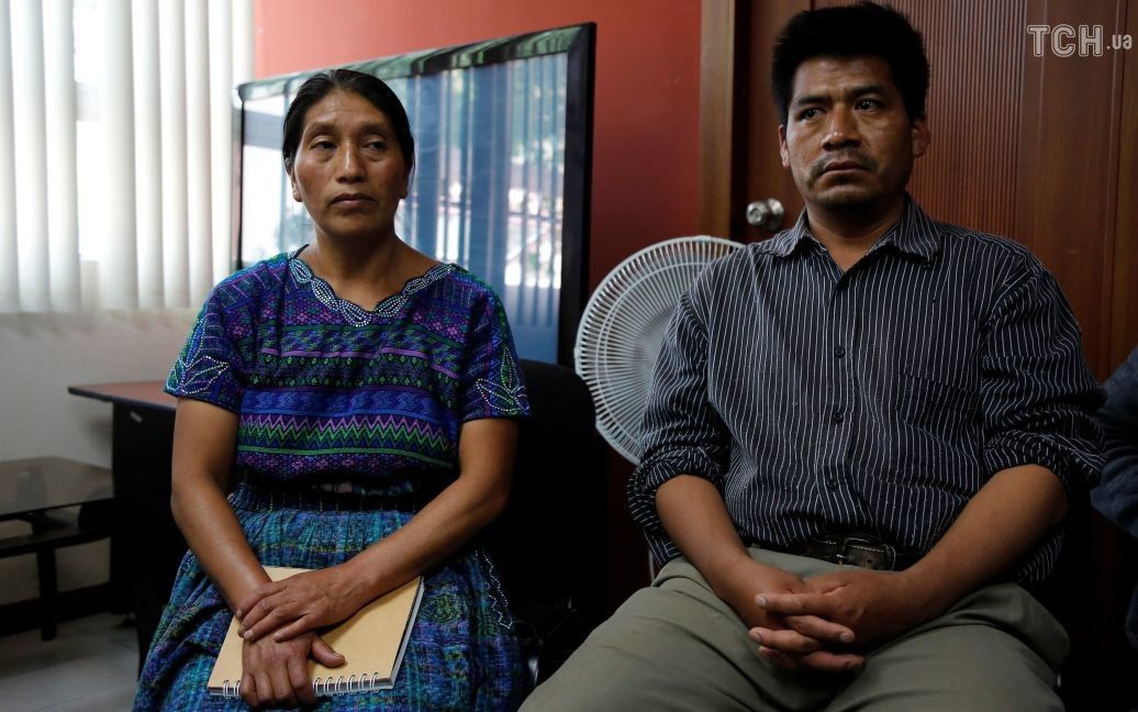 Родичі загиблої жінки під час прес-конференції у Гватемалі. / © Reuters