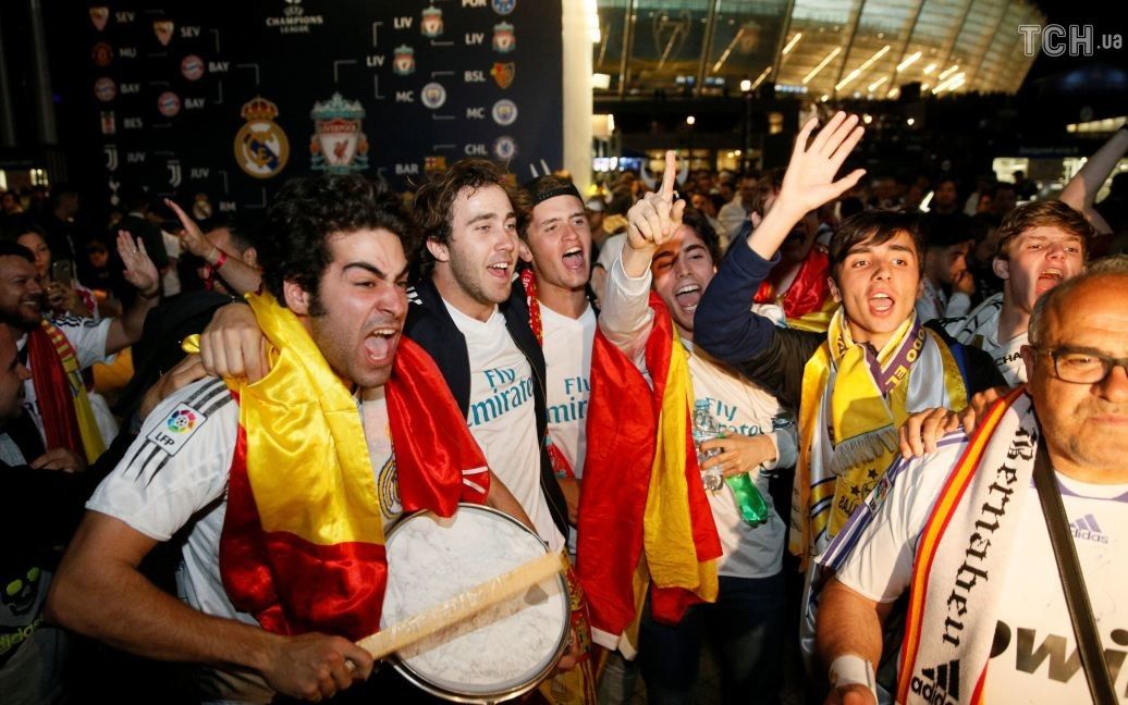 Фанати "Реала" і "Ліверпуля" не стримують емоцій після фіналу / © Reuters