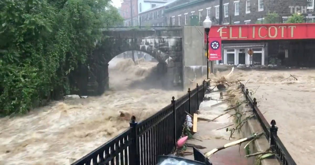 У США через потужні зливи цілі міста йдуть під воду