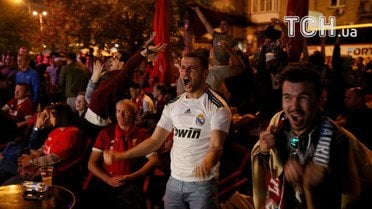 Фанати "Реала" і "Ліверпуля" не стримують емоцій після фіналу / © Reuters