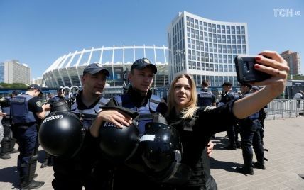 Полиция задержала возле "Олимпийского" 18 человек, которые скандировали "Динамо! Динамо!"