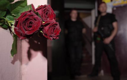 В Киеве на место убийства Бабченко знакомые и коллеги начали приносить цветы