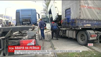 В Одессе загруженная фура сломалась на трамвайных путях, остановив движение транспорта