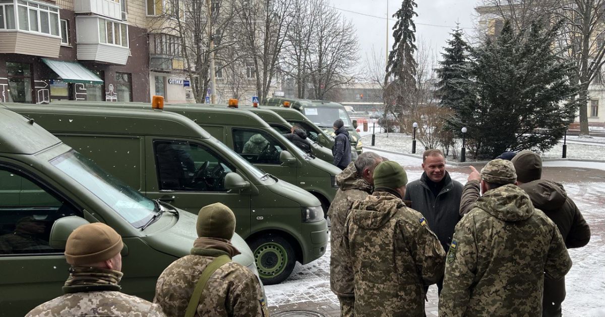 На фронт для ВСУ отправились шесть автомобилей от коллектива «Киевгорстроя»