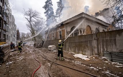 Зачищают под застройку?: в Киеве сгорела уникальная дача в Пуща-Водице (видео)