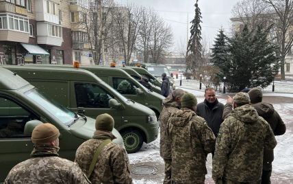 На фронт для ЗСУ відправились шість автівок від колективу «Київміськбуду»
