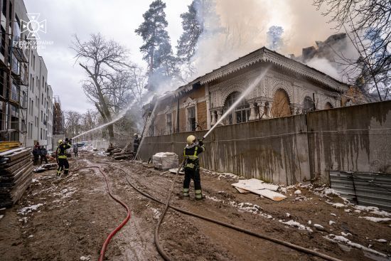 Зачищають під забудову?: в Києві згоріла унікальна дача в Пуща-Водиці (відео)