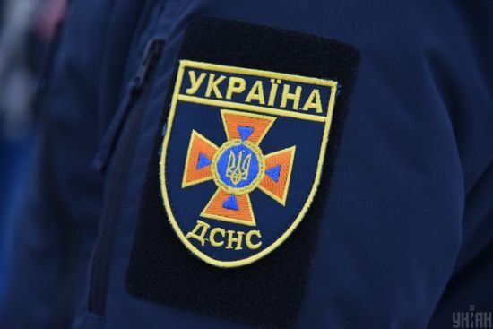 У Сумах між кіосками застрягла жінка – її діставали рятувальники